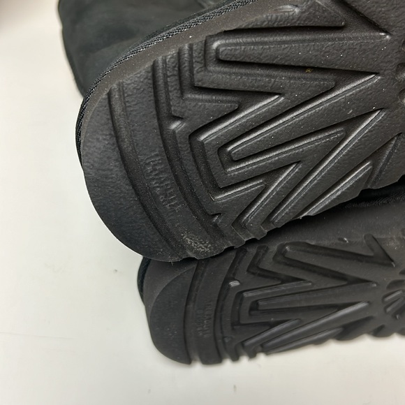 PREOWNED Women’s UGG Classic Short II Black Shearling Sheepskin Boots - Picture 7 of 15